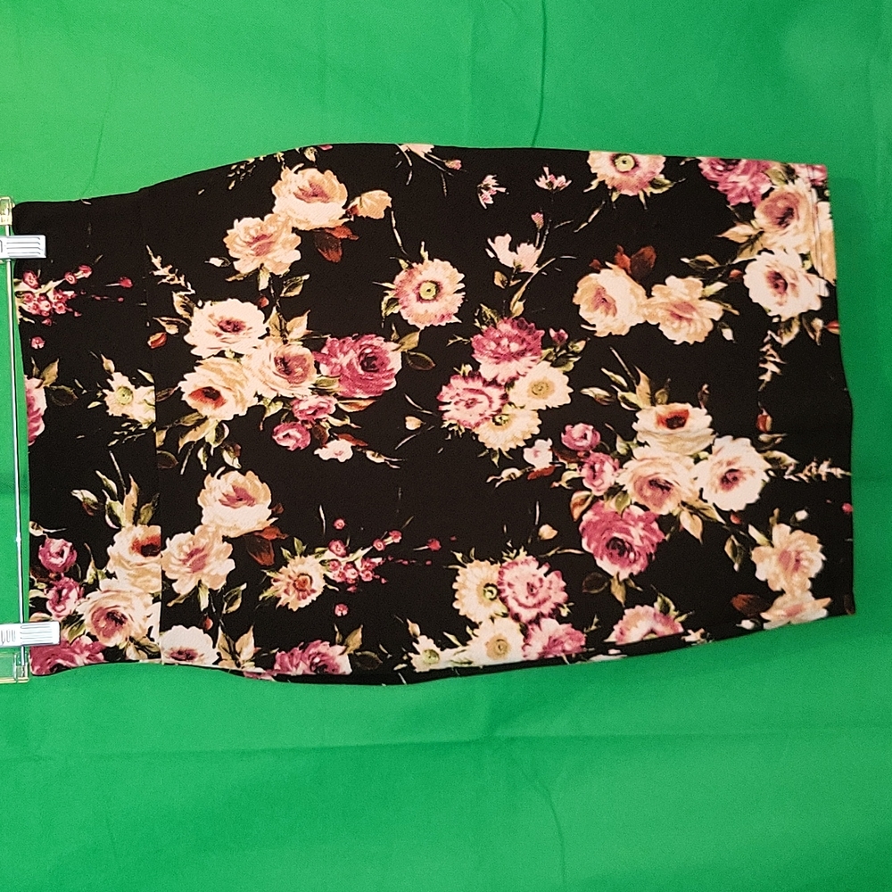 Black with floral print pencil skirt size small
